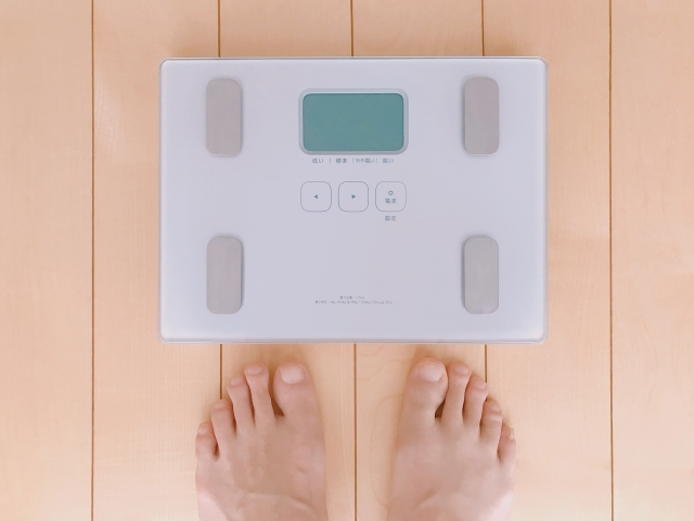 体重計と足